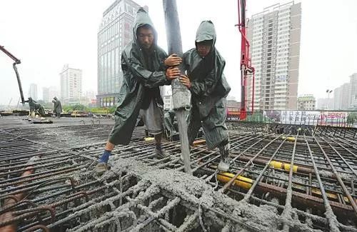 浇筑混凝土时突然下雨，怎么办？停还是不停_5